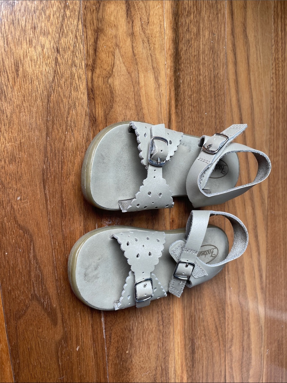 FootMates Girls Light Gray Scalloped Strap Sandals